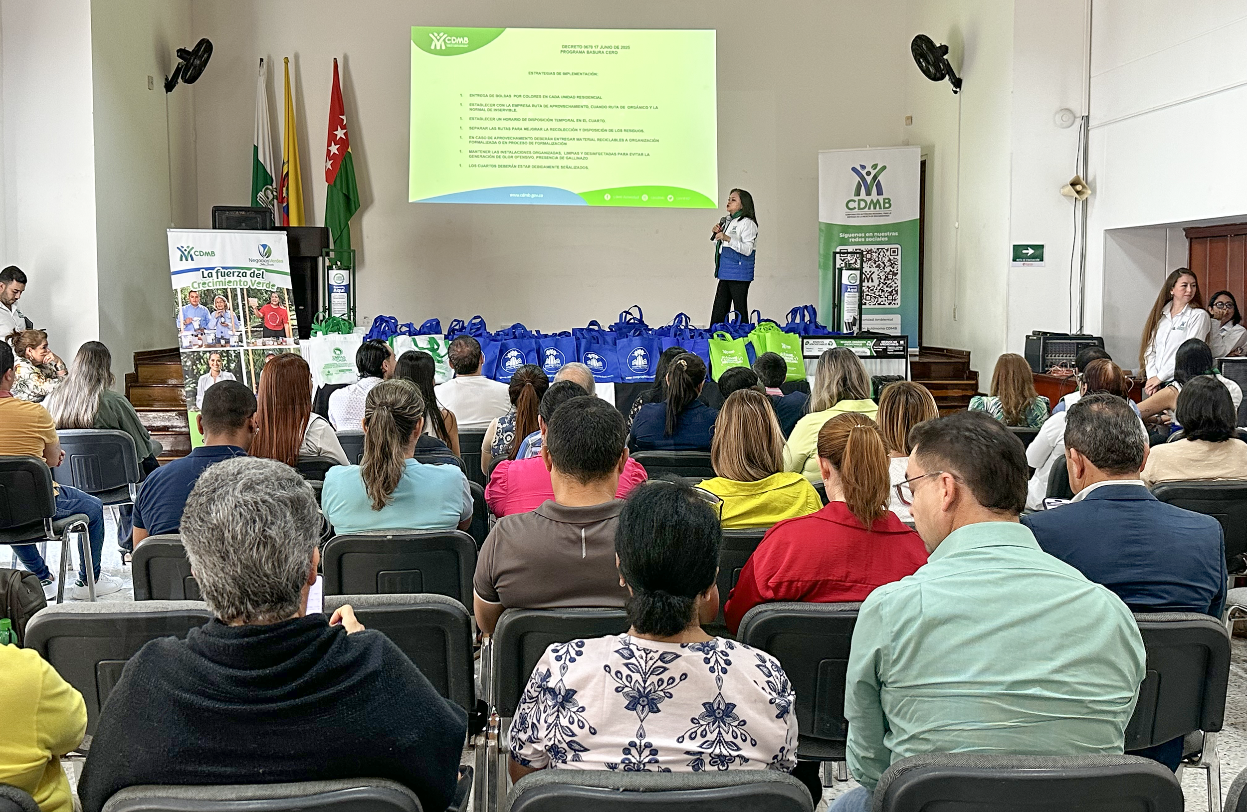 CDMB fortalece capacidades de administradores en sostenibilidad urbana con exitoso evento “Alcance una Estrella en la Propiedad Horizontal”