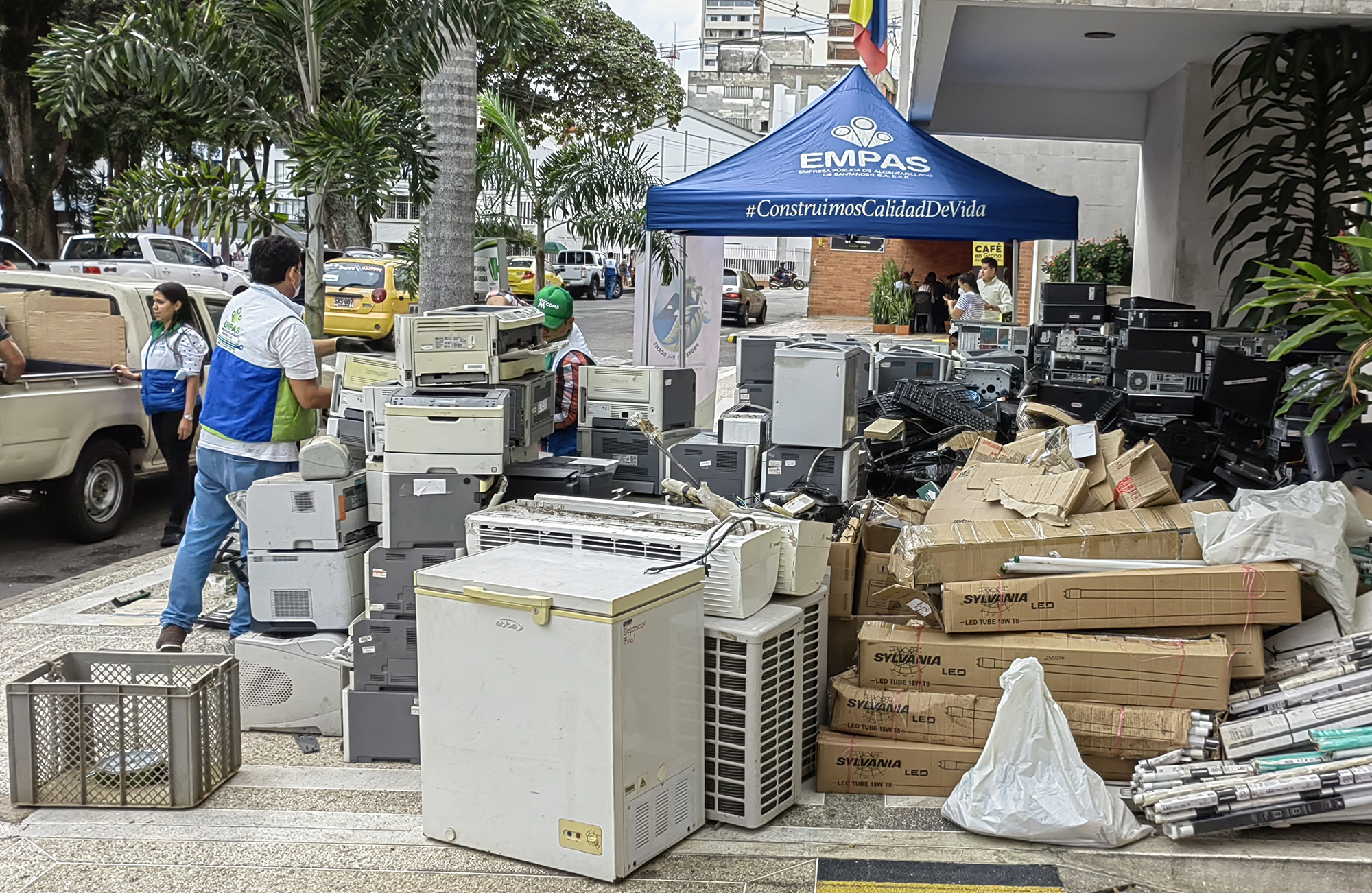 ¿Tiene pilas dañadas o cables en desuso y no sabe qué hacer con ellos?