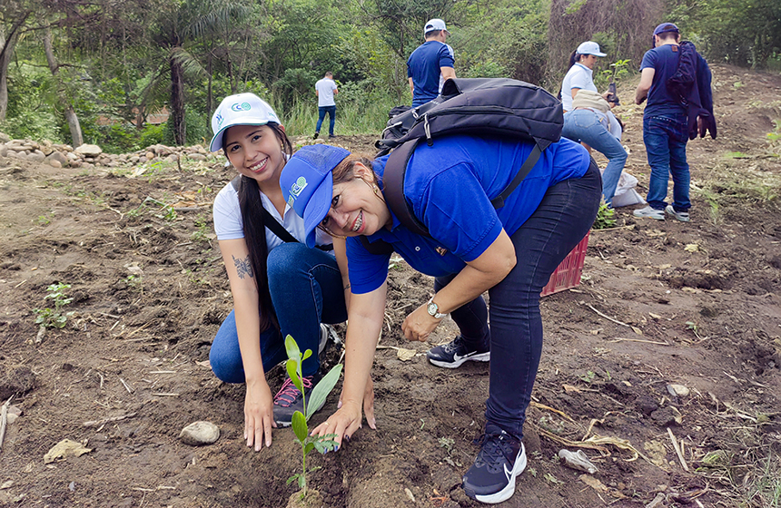CDMB en articulación con la comunidad religiosa unen esfuerzos para recuperar el predio Las Hamacas con jornada de siembra y compartir comunitario