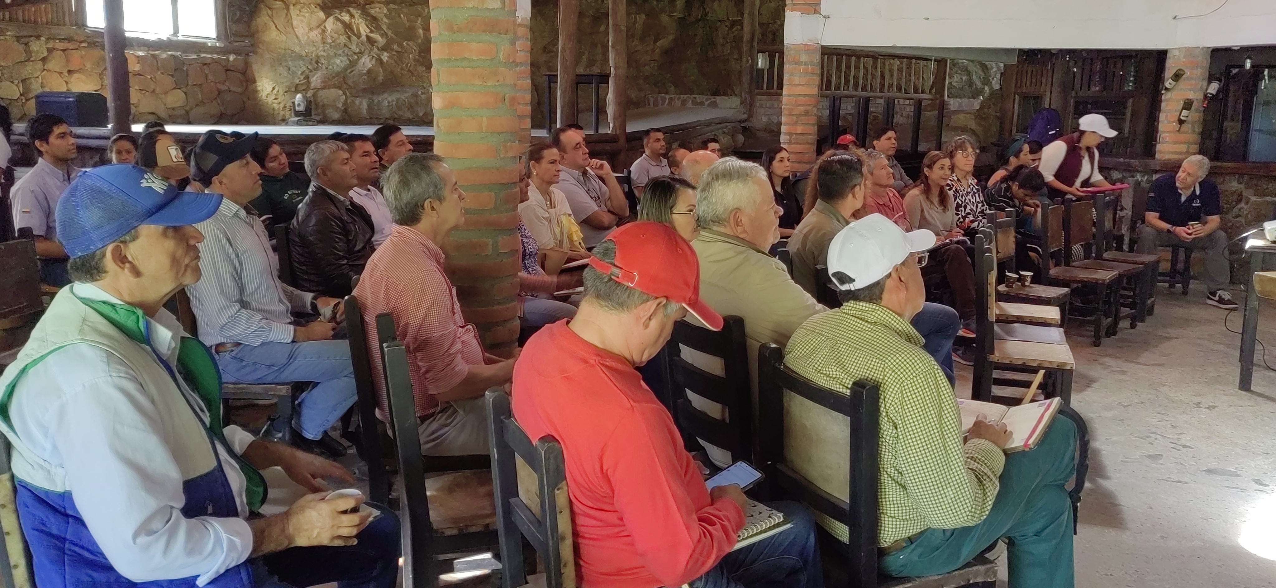 CDMB participa en la construcción de acciones para mitigar la problemática sobre control de moscas y olores ofensivos.