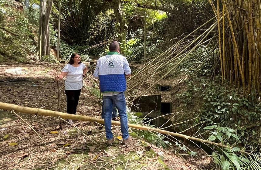 CDMB atendió denuncia ciudadana y confirmó presencia de combustible en quebrada El Macho en Bucaramanga
